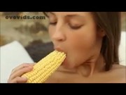 Порно девка мостурбирует с початком кукурузы