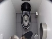 Порно русские девушки писающие видео в женских туалетах